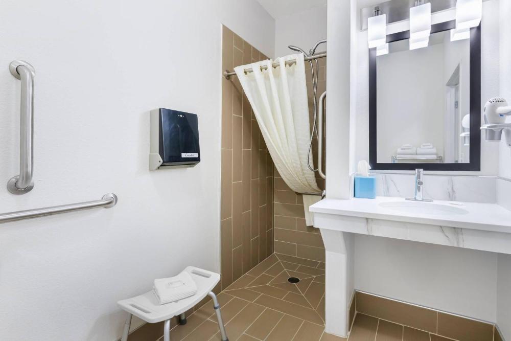Efficiendy Queen Suite with Two Queen Beds/Accessible - Non Smoking interior